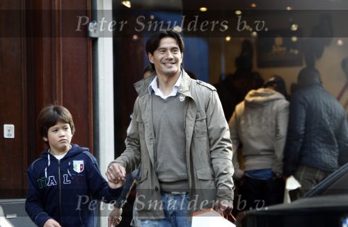 Amsterdam 7 november 2008
Michael Mls met zoontje op de pc hooftstraat.
Peter Smulders bv