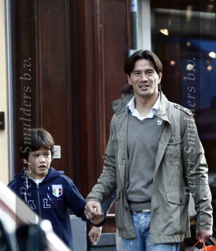 Amsterdam 7 november 2008
Michael Mls met zoontje op de pc hooftstraat.
Peter Smulders bv