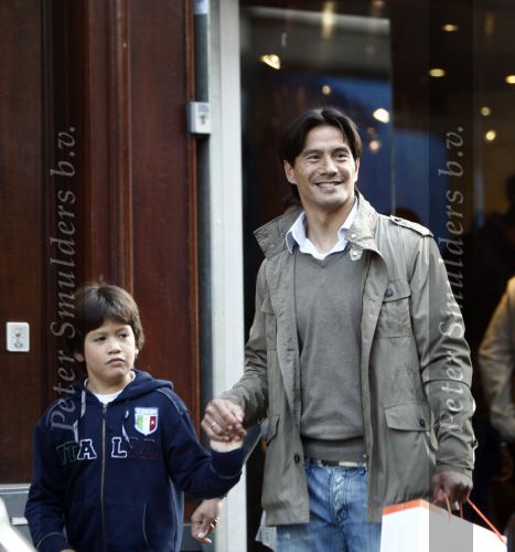 Amsterdam 7 november 2008
Michael Mls met zoontje op de pc hooftstraat.
Peter Smulders bv