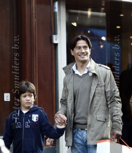 Amsterdam 7 november 2008
Michael Mls met zoontje op de pc hooftstraat.
Peter Smulders bv
