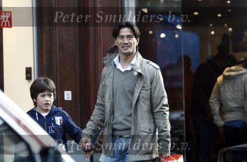 Amsterdam 7 november 2008
Michael Mls met zoontje op de pc hooftstraat.
Peter Smulders bv