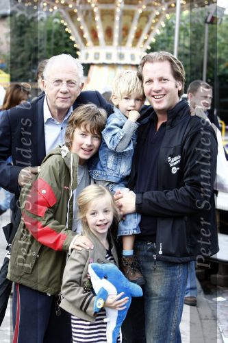 Blaricum 20 augustus 2008
Jan Mol met zijn zoon Michiel en kinderen op de kermis van Blaricum.
Peter Smulders bv
