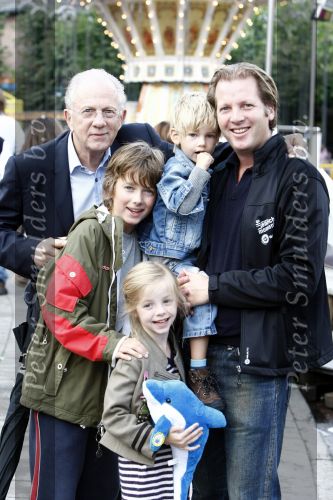 Blaricum 20 augustus 2008
Jan Mol met zijn zoon Michiel en kinderen op de kermis van Blaricum.
Peter Smulders bv