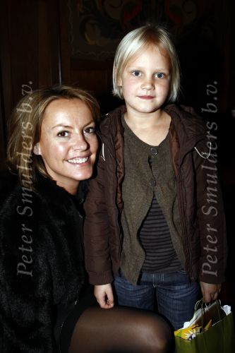 Amsterdam 9 november 2008
Premiere Madagascar in Tuschinski. Micky Hoogendijk met dochter van vriendin
Peter Smulders bv