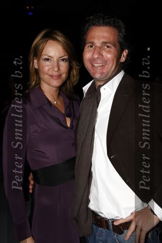 Amsterdam 28 januari 2008
Micky Hoogendijk met nieuwe vriend bij modeshow van Simone v Trojen tijdens amsterdam fashion week.
