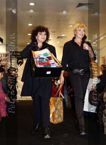 Amsterdam 29 november 2008
Diverse Bekenede Nederlanders BN ers verkopen bij de bijenkorf plastic draagtassen voor het aidsfonds. Inge Ipenburg
Peter Smulders bv
