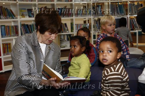 Amsterdam 11 november 2008
Mies Bouwman en Leen Timp bij presentatie sinterklaasboek in de bibliotheek.
Peter Smulders bv