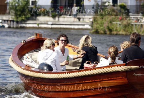 Leiden 23 augustus  2008
Mike Weerts in zijn sloep met vrienden.