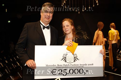 Amsterdam 7 november 2008
Duthc fashion award in de beurs van Berlage sponsored by mercedes. Winares Monique v Heistmet mercedes CEO Winfried Blum
Peter Smulders bv