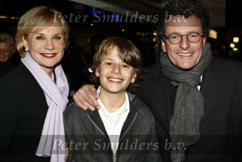 Amsterdam 17 november 2008
Premiere Oorlogswinter in Tuschinski. Monique v d Ven met Edwin de Vries en hun zoontje
Peter Smulders bv