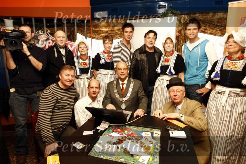 Volendam 22 januari 2008
Nick en Simon Jan Keizer en George Baker promoten dat de plaats volendam op een nieuw monopoly spel komt.