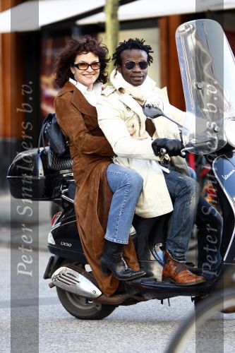 Amsterdam 12 februari 2008
Mylene de la Haye met Regilio Tuur op vespa scooter op de pc hooftstraat.
Peter Smulders bv