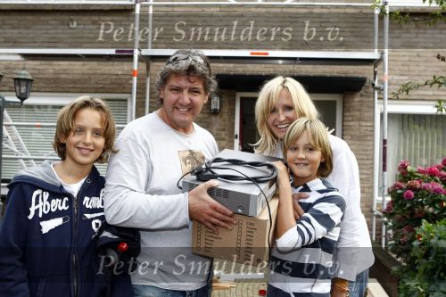 Blaricum/ Hilversum 25 augustus 2008
Rene Natasja Maxim en Didier Froger verhuizen van hun vila naar een rijtjes huis voor het programma Geen cent te makken.