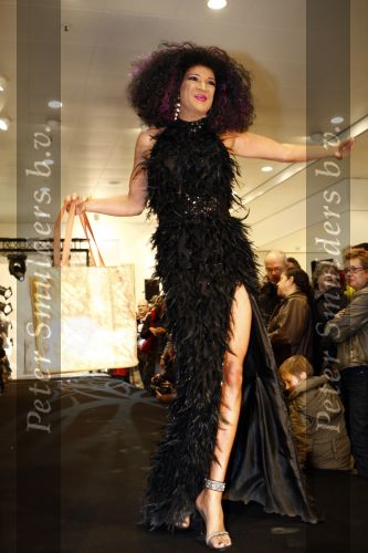Amsterdam 29 november 2008
Diverse Bekenede Nederlanders BN ers verkopen bij de bijenkorf plastic draagtassen voor het aidsfonds. Nederlandse Diana Ross
Peter Smulders bv