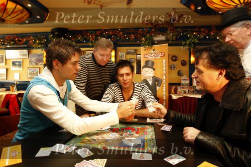 Volendam 22 januari 2008
Nick en Simon Jan Keizer en George Baker promoten dat de plaats volendam op een nieuw monopoly spel komt.