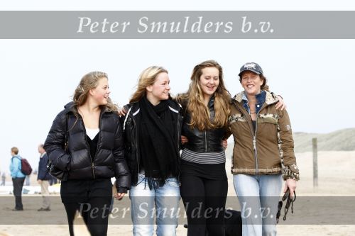 Haarlem/Bloemendaal 12 oktober 2008
Nicole des Bouvrie in haar nieuwe huis en met dochter hond en vriendinnen op het strand.
Peter Smulders bv
