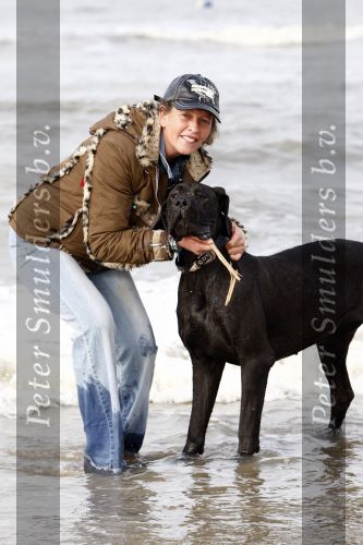 Haarlem/Bloemendaal 12 oktober 2008
Nicole des Bouvrie in haar nieuwe huis en met dochter hond en vriendinnen op het strand.
Peter Smulders bv