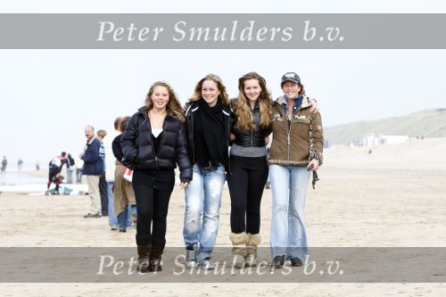 Haarlem/Bloemendaal 12 oktober 2008
Nicole des Bouvrie in haar nieuwe huis en met dochter hond en vriendinnen op het strand.
Peter Smulders bv
