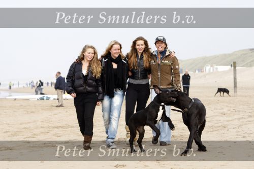 Haarlem/Bloemendaal 12 oktober 2008
Nicole des Bouvrie in haar nieuwe huis en met dochter hond en vriendinnen op het strand.
Peter Smulders bv