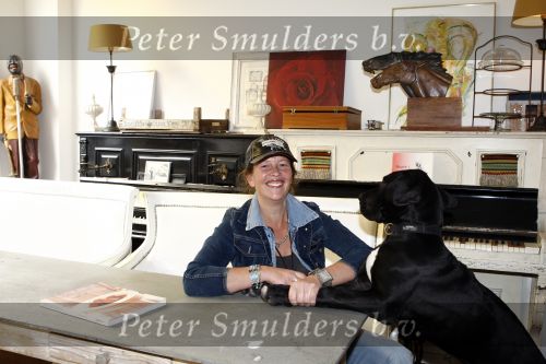 Haarlem/Bloemendaal 12 oktober 2008
Nicole des Bouvrie in haar nieuwe huis en met dochter hond en vriendinnen op het strand.
Peter Smulders bv