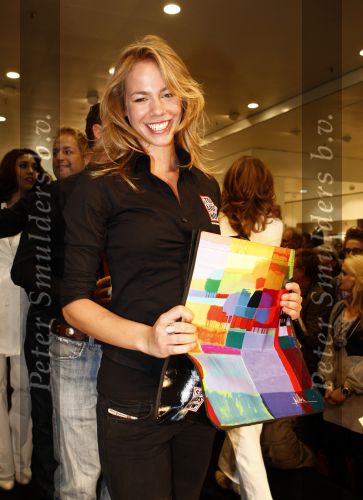 Amsterdam 29 november 2008
Diverse Bekenede Nederlanders BN ers verkopen bij de bijenkorf plastic draagtassen voor het aidsfonds. Nicolette Kluijver
Peter Smulders bv