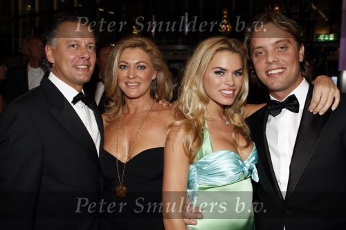 Amsterdam 6 december 2007
Miljonairsfair 2007 in de rai te amsterdam. Vip avond. Nicolette v Dam met ouders en vriend Bas Smit
Peter Smulders bv