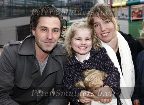 Amsterdam 5 oktober 2008
Premiere Sinterklaas en het geheim van het grote boek in pathe arena. Nienke Romer met man Frederik Brom en dochter
Peter Smulders bv