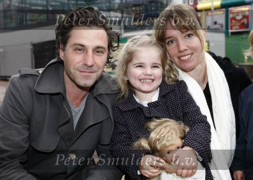 Amsterdam 5 oktober 2008
Premiere Sinterklaas en het geheim van het grote boek in pathe arena. Nienke Romer met man Frederik Brom en dochter
Peter Smulders bv