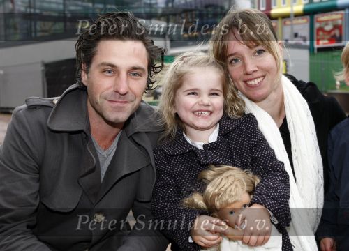 Amsterdam 5 oktober 2008
Premiere Sinterklaas en het geheim van het grote boek in pathe arena. Nienke Romer met man Frederik Brom en dochter
Peter Smulders bv