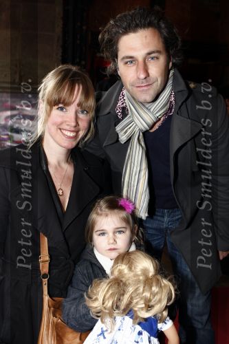 Amsterdam 13 april 2008
Premiere Winx club in Tuschinski. Nienke Romer met dochter en man Freek Brom