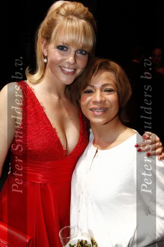 Rotterdam 20 april 2008
Premiere Les Miserables in het nieuwe luxor . Nurlaila en Chantal Janzen
Peter Smulders bv