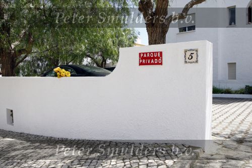 Praia da luz 3 mei 2008
Vandaag was het precies 1 jaar geleden dat Madeleine Mc Cann verdwenen is.  Ze sliepen toen in hotel ocean Club. Op deze dag was er een herdenkingsdiens in de kerk van het dorp. Familie, Michael Wright Sandy Cameron   waren aanwezig. Er waren veel cameraploegen en fotograven aanwezig.
Peter Smulders bv