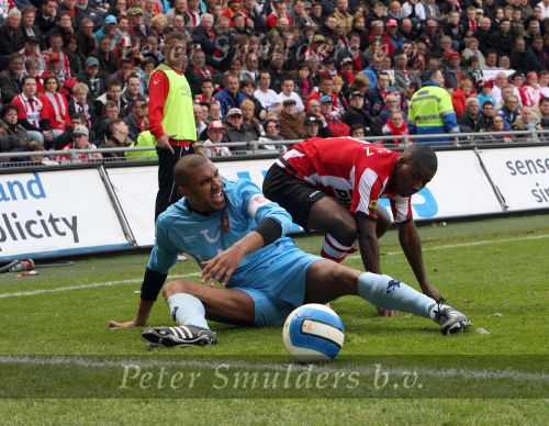 Eindhoven, 13 April 2008 Kampioenswedstrijd PSV-FC Twente, eindstand 1-1 Seizoen 2007/2008. PSV daardoor nog niet kampioen.
Orlando Engelaar wordt onderuit gehaald door Edsion Mendez