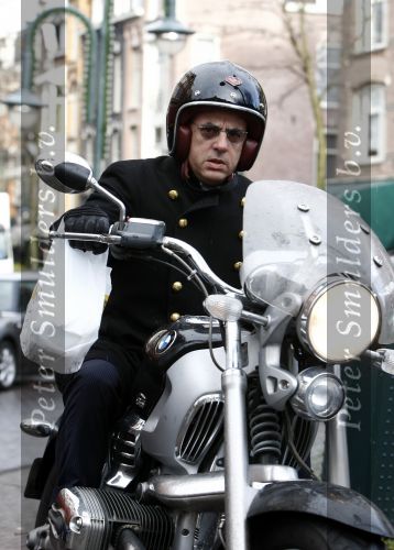 Amsterdam 2 december 2008
Oscar hammerstein op zijn motor op de cornelis schuytstraat.
Peter Smulders bv