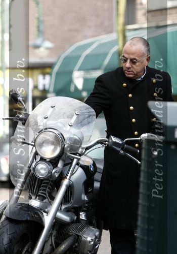 Amsterdam 2 december 2008
Oscar hammerstein op zijn motor op de cornelis schuytstraat.
Peter Smulders bv