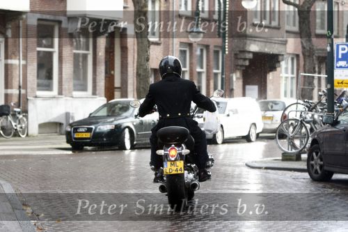 Amsterdam 2 december 2008
Oscar hammerstein op zijn motor op de cornelis schuytstraat.
Peter Smulders bv