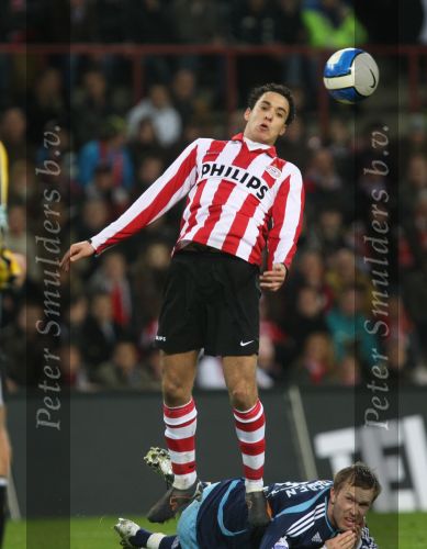 Eindhoven, 19 Maart 2008 Kompetitiewedstrijd PSV-AJAX, eindstand 0-0 
Seizoen 2007/2008
Otman Bakkal op de grond Rasmus Lindgren