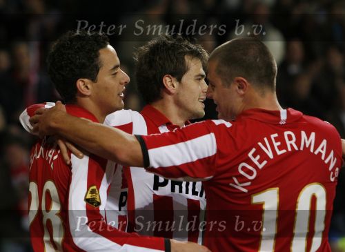Eindhoven, 20 Oktober 2007
Kompetitiewedstrijd PSV-VVV, eindstand 3-1
Seizoen 2007/2008
Otman Bakkal wordt gefeliciteerd door zijn ploeggenoten Danny Koevermans en Danko Lazovic