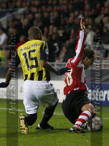 Eindhoven, 23 Oktober 2007
Champions League wedstrijd PSV-Fenerbahce, eindstand 0-0
Seizoen 2007/2008
Otman Bakkal in duel met Aurelio Mehmet