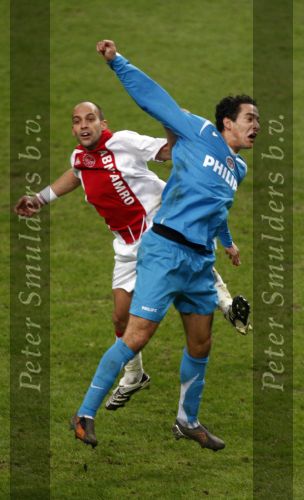 Amsterdam, 30 Januari 2008 Kompetitiewedstrijd AJAX-PSV, eindstand 0-2
Seizoen 2007/2008
Otman Bakkal in duel met Gabri