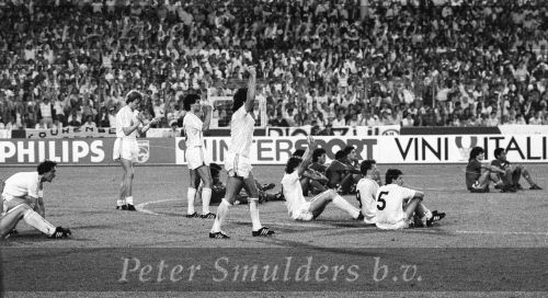 Stuttgart, 25 Mei 1988 PSV-Benfica, eindstand 0-0 Finale EC I ( voorloper van de Champions League ) en winnaar door strafschoppen na verlenging.
Op de foto Jacques v d Ven, Edward Linskens, Eric Gerets, Berry v Aerle, Jan Heintze, Willy v d Kerkhof, Eric Viscaal, Guus Hiddink, Addick Koot, Hans Gilhaus, Ivan Nielsen, Wim Kieft, Hans Dorjee, Ton v Schijndel, Soren Lerby, Ronald Koeman, Gerald Vanenburg, Hans v Breukelen en Patrick Lodewijks
Foto Peter Smulders BV