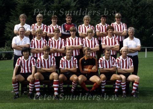 Eindhoven, 28 Juli 1982
PSV Selektie Seizoen 1982/1983
Bovenste rij v.l.n.r.: Jan Reker - Hallvar Thoresen- Berry v Aerle - Hans Segers - Ton Lokhof - Huub Stevens - Piet Wildschut
Middelste rij v.l.n.r.: Jacques v d Ven - Jurry Koolhof - Jan Poortvliet - Edwin v d Berg Henegouwen - Adrie Koster - Ernie Brandts - Thijs Libregts
Onderste rij v.l.n.r. : Jung Moo Huh - Rob Landsbergen - Rene v d Kerkhof - Pim Doesburg - Willy v d Kerkhof en Ruud Geels