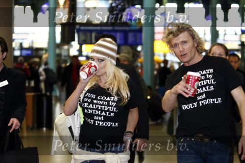 Schiphol 12 december 2008
Hans Klok brengt Pamela Anderson naar schiphol na optreden op de miljonair fair.
Pamela en Hans dragen t shirt tegen het gebruik van bont. Pamela heeft een muts op.
Peter Smulders bv