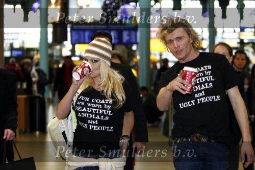 Schiphol 12 december 2008
Hans Klok brengt Pamela Anderson naar schiphol na optreden op de miljonair fair.
Pamela en Hans dragen t shirt tegen het gebruik van bont. Pamela heeft een muts op.
Peter Smulders bv