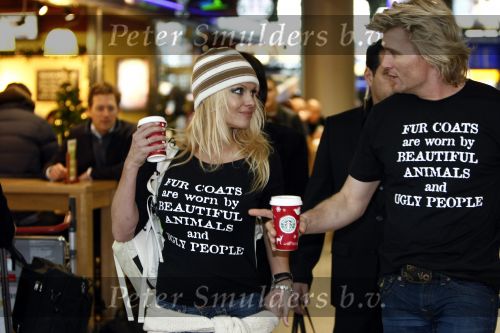 Schiphol 12 december 2008
Hans Klok brengt Pamela Anderson naar schiphol na optreden op de miljonair fair.
Pamela en Hans dragen t shirt tegen het gebruik van bont. Pamela heeft een muts op.
Peter Smulders bv