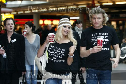 Schiphol 12 december 2008
Hans Klok brengt Pamela Anderson naar schiphol na optreden op de miljonair fair.
Pamela en Hans dragen t shirt tegen het gebruik van bont. Pamela heeft een muts op.
Peter Smulders bv