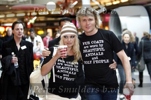 Schiphol 12 december 2008
Hans Klok brengt Pamela Anderson naar schiphol na optreden op de miljonair fair.
Pamela en Hans dragen t shirt tegen het gebruik van bont. Pamela heeft een muts op.
Peter Smulders bv