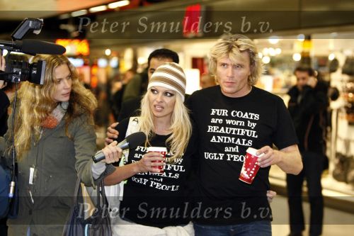 Schiphol 12 december 2008
Hans Klok brengt Pamela Anderson naar schiphol na optreden op de miljonair fair.
Pamela en Hans dragen t shirt tegen het gebruik van bont. Pamela heeft een muts op.
Peter Smulders bv