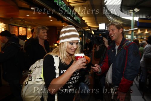 Schiphol 12 december 2008
Hans Klok brengt Pamela Anderson naar schiphol na optreden op de miljonair fair.
Pamela en Hans dragen t shirt tegen het gebruik van bont. Pamela heeft een muts op.
Peter Smulders bv