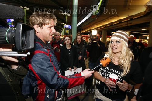 Schiphol 12 december 2008
Hans Klok brengt Pamela Anderson naar schiphol na optreden op de miljonair fair.
Pamela en Hans dragen t shirt tegen het gebruik van bont. Pamela heeft een muts op.
Peter Smulders bv